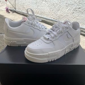 Nike women’s AF1 pixel shoe in white/summit white with hints of red